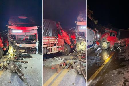 Ônibus e caminhão bateram na madrugada
