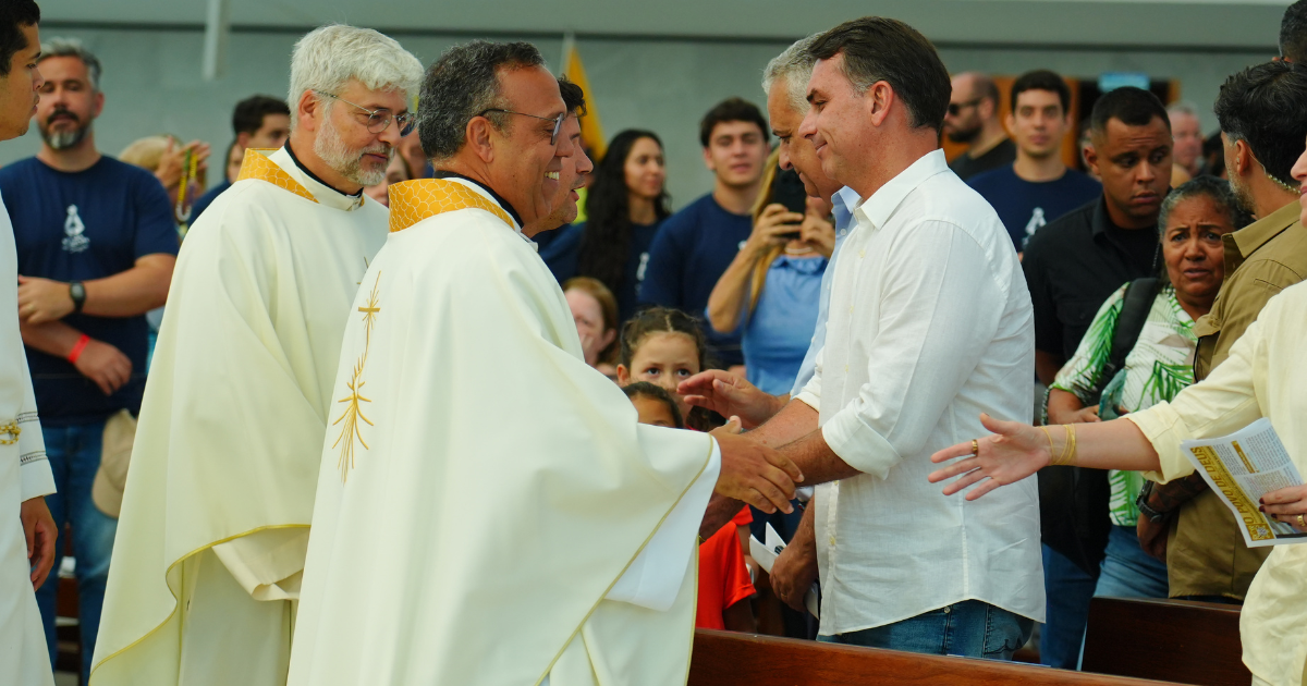 Flávio Bolsonaro vai a missa no Dia de Nossa Senhora Aparecida e comemora autorização para visitar o pai