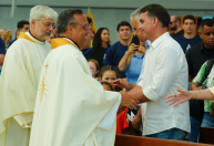 Flávio Bolsonaro vai a missa no Dia de Nossa Senhora Aparecida e comemora autorização para visitar o pai