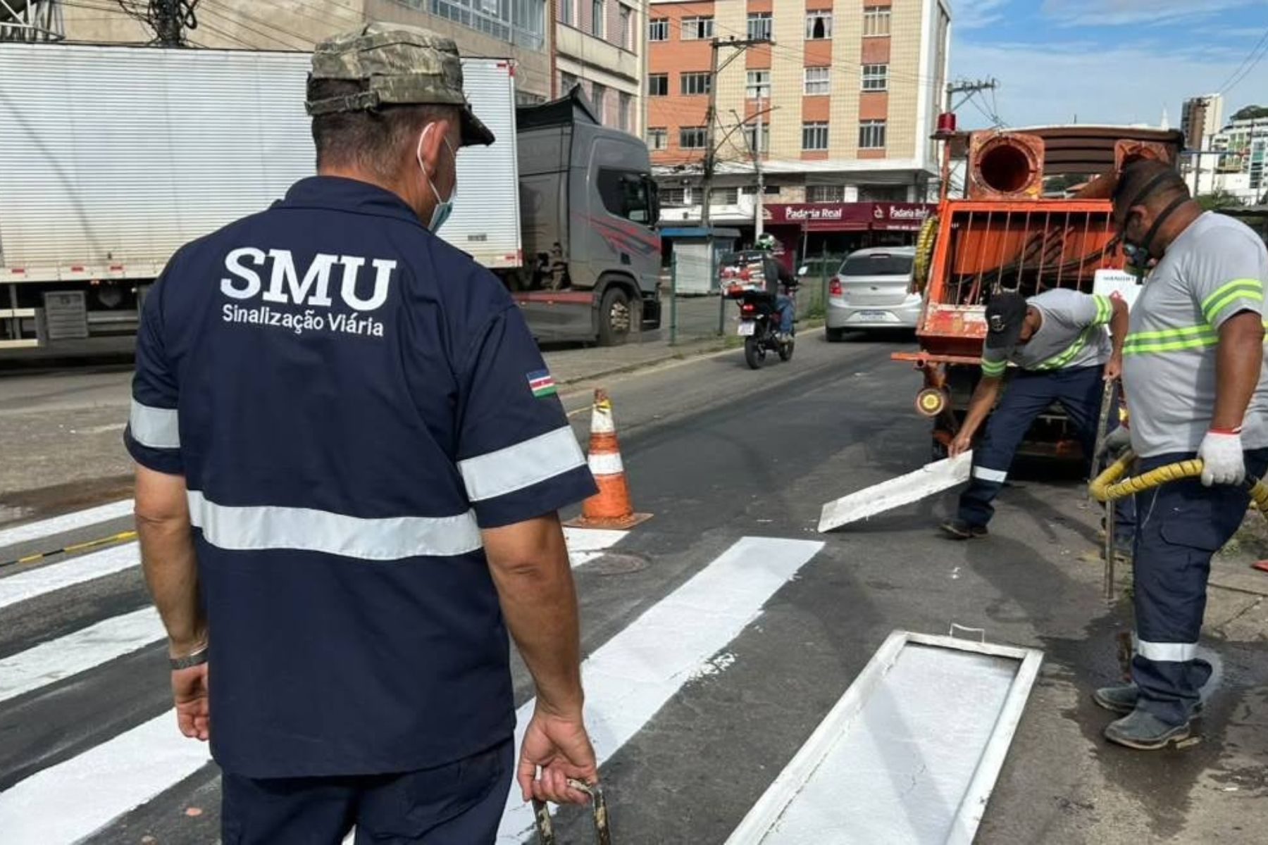 Secretaria de Mobilidade Urbana adequa sinalização na Rua Mariano Procópio