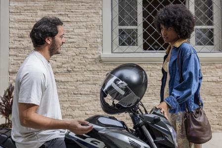 Tom (Allan Souza Lima) e Elenice (Mariana Sena)