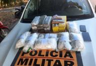 Dois passageiros são presos com 17 tabletes de maconha e 3.220 papelotes de cocaína em ônibus na BR-135 em Montes Claros