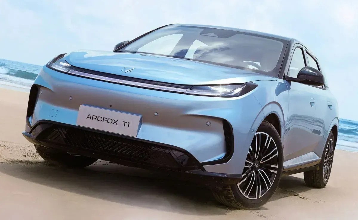 BAIC Arcfox T1 estreia no Brasil até R$ 20 mil mais barato que o BYD Dolphin