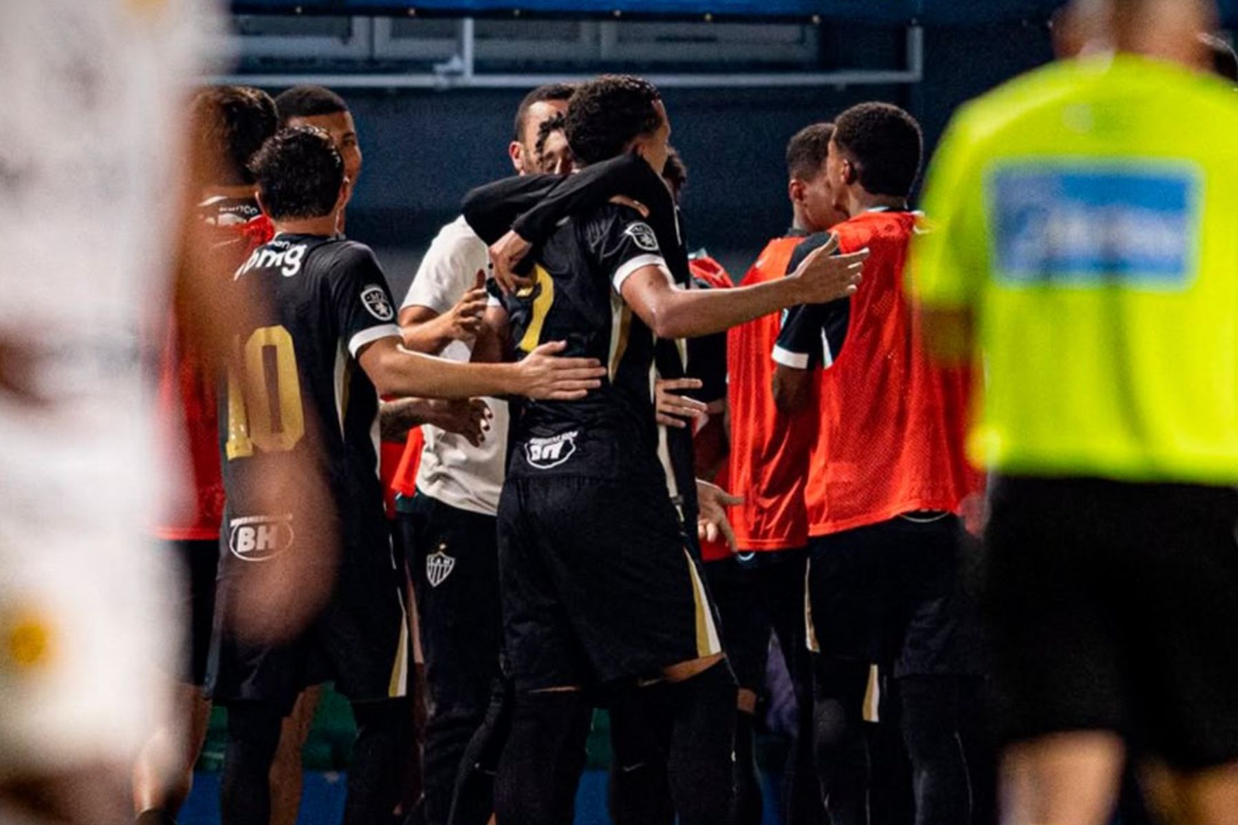 Com golaços de falta e de bicicleta, Atlético goleia Amazonas pela Copa do Brasil Sub-20