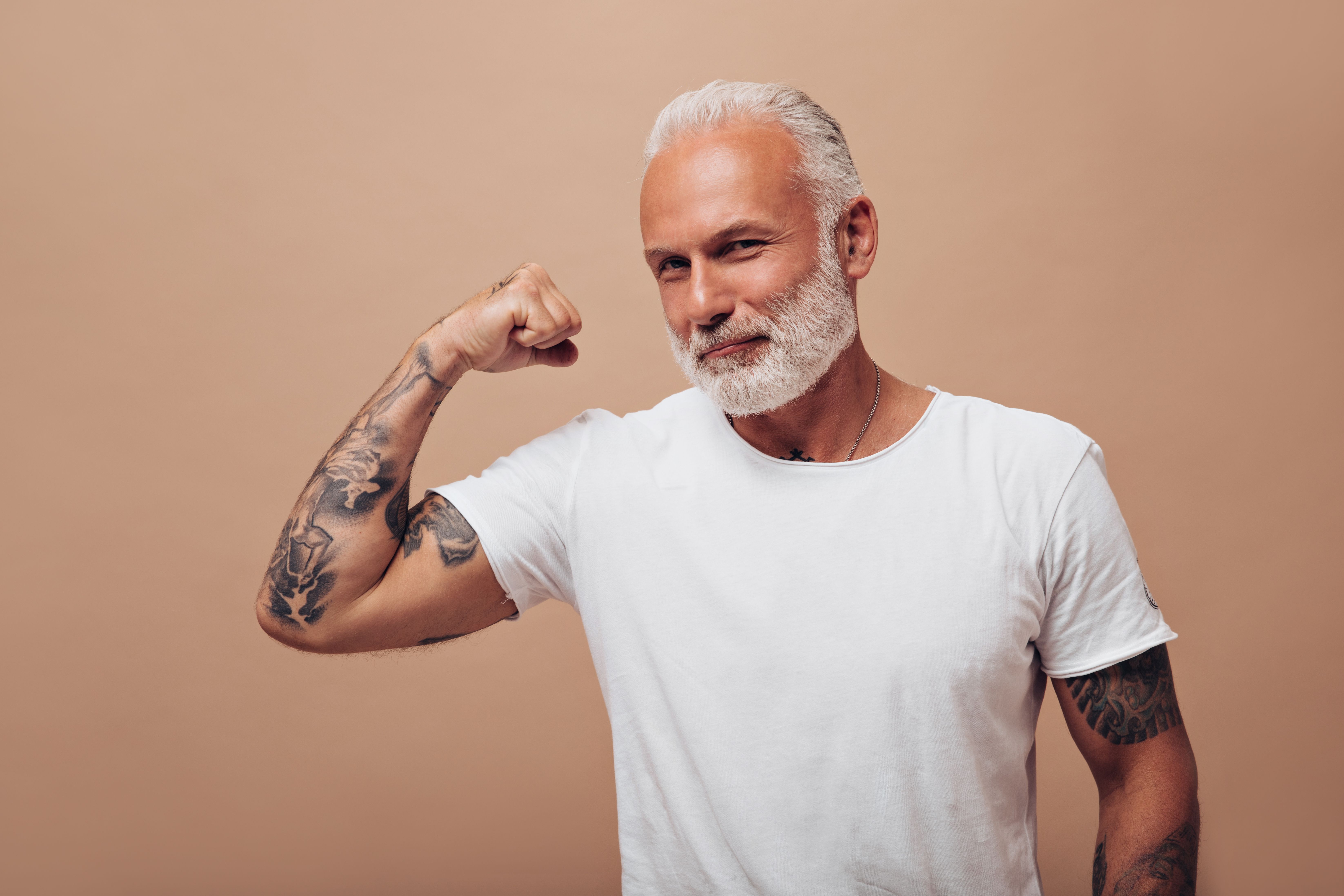 O que acontece com tatuagens ao longo dos anos? Dermatologista explica impacto do envelhecimento