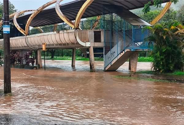 Chuva provoca alagamento em ruas de Poços de Caldas neste domingo de eleições