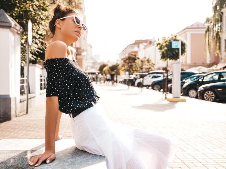 O clássico poá preto e branco continua versátil e pode ser combinado com peças básicas para produções casuais ou formais.