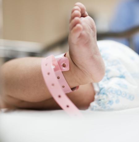 Pés de um bebê recém-nascido ainda no hospital
