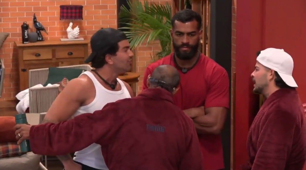 Alfredo enfrenta Thaíde e Jottapê em discussão calorosa em A Fazenda 18: 'Salafrário'