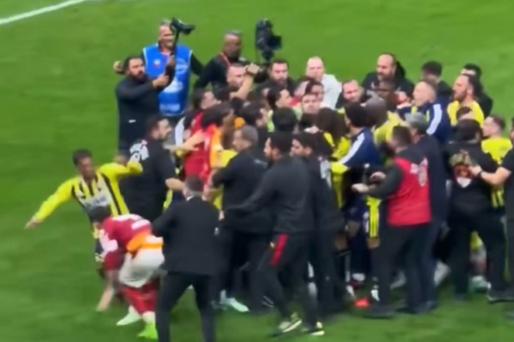 Em Dérbi Intercontinental, Galatasaray e Fenerbahçe se envolvem em confusão após jogo do Campeonato Turco