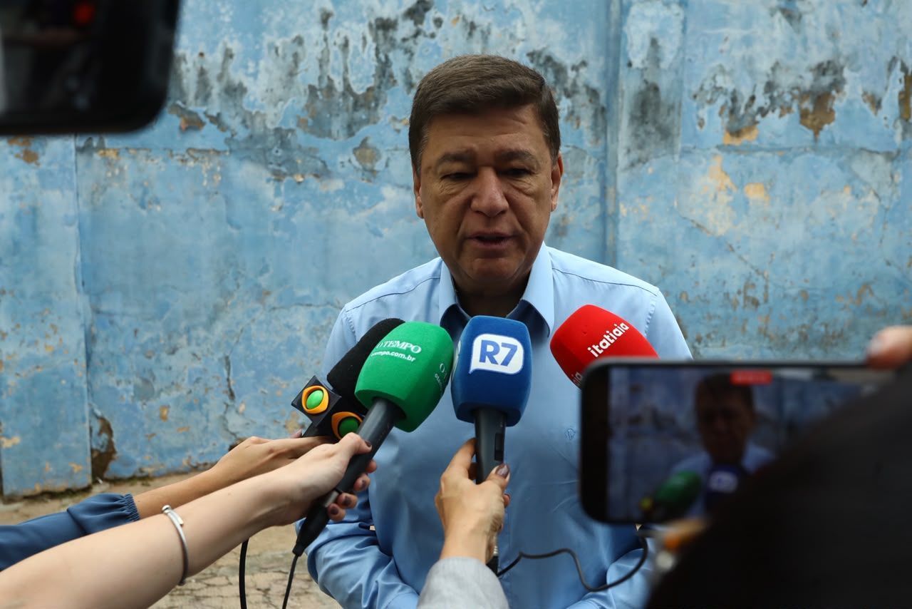 Candidato ao Senado, Carlos Viana vota em BH e critica rivais: 'Campanha muito baixa'