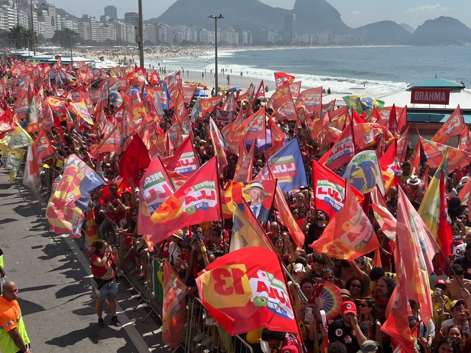 Vídeo: apoiadores de Lula se reúnem em Copacabana, no Rio de Janeiro, para ato em último dia de campanha