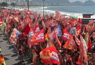 Vídeo: apoiadores de Lula se reúnem em Copacabana, no Rio de Janeiro, para ato em último dia de campanha