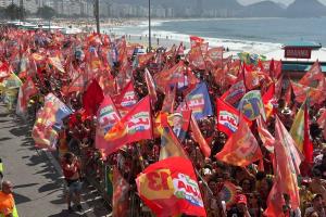 Vídeo: apoiadores de Lula se reúnem em Copacabana, no Rio de Janeiro, para ato em último dia de campanha