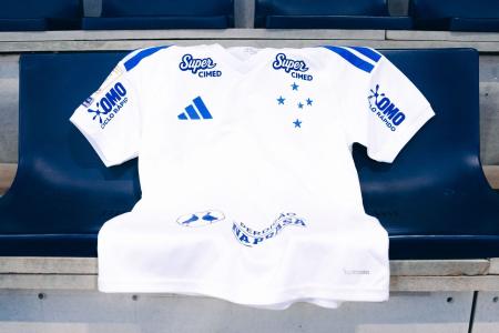 Camisa 2 do Cruzeiro, geralmente usada fora de casa