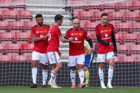 Frazier Campbell (esquerda) em jogo de lendas do United