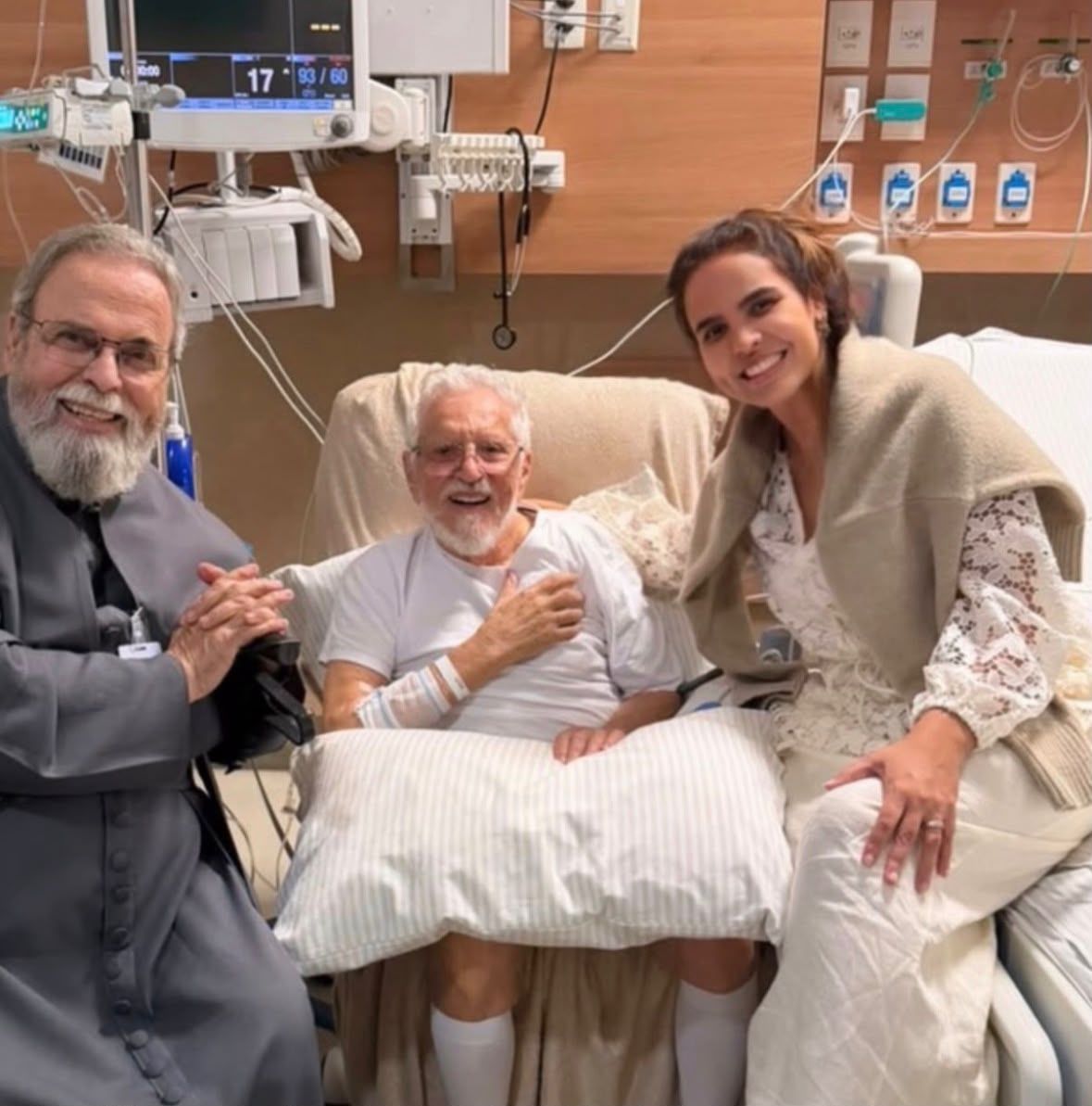 Carlos Alberto de Nóbrega aparece em primeiro registro após cirurgia: 'Tudo bem por aqui'