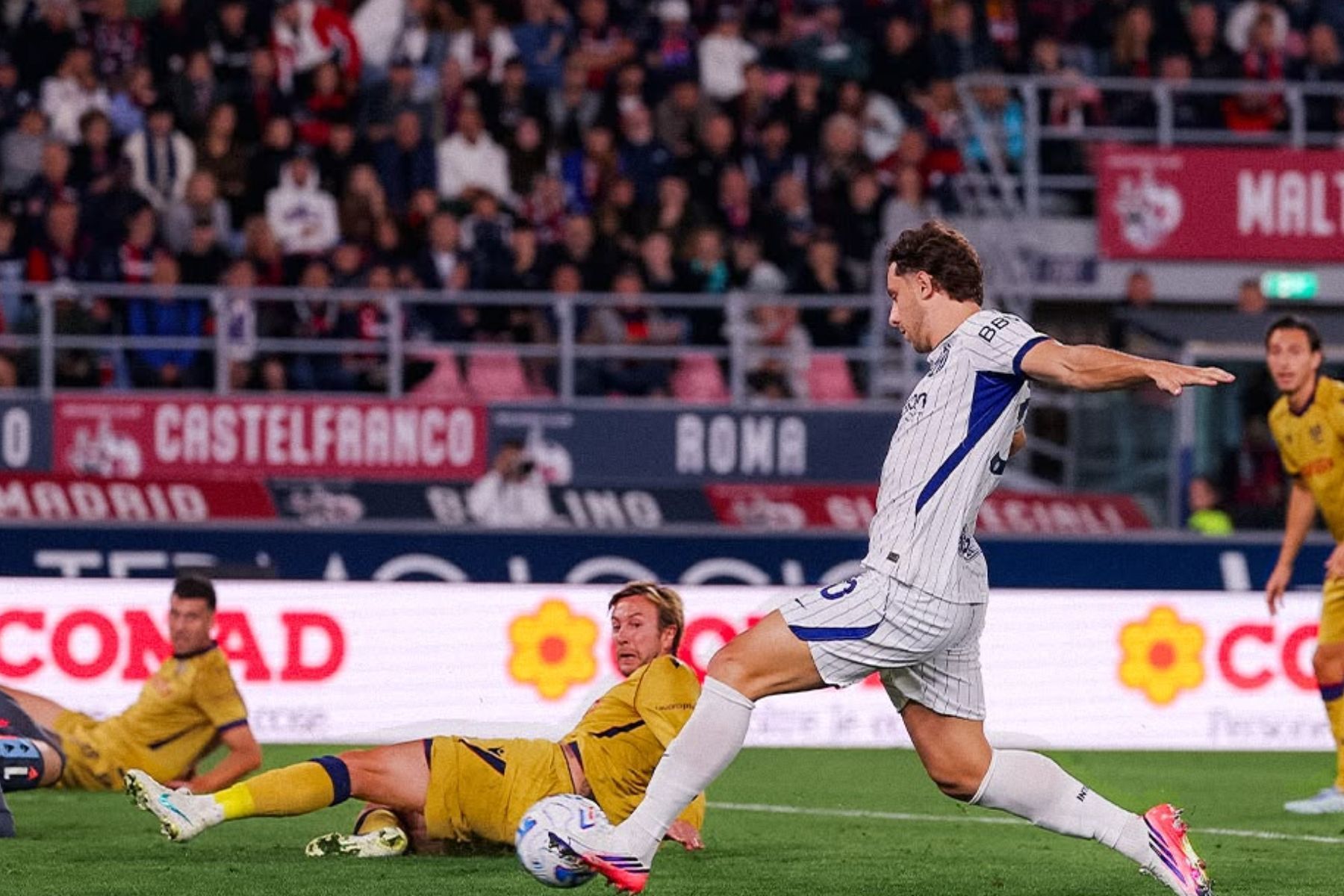 Brasileiro decide, Inter de Milão vence Bologna de virada e segue líder do Italiano