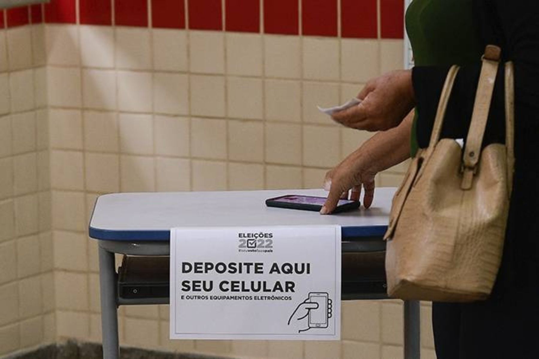Pode filmar ou fotografar a urna? Veja o que acontece se eleitor desrespeitar a regra