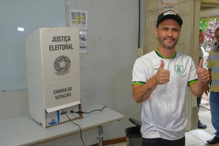 Cleitinho vota em Divinópolis