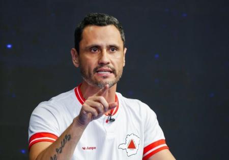 Cleitinho durante debate.