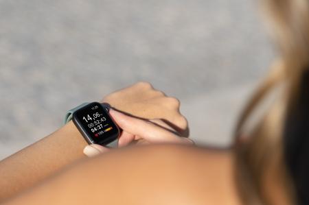 Smartwatches e pulseiras fitness permitem acompanhar indicadores como frequência cardíaca, passos e duração dos exercícios.
