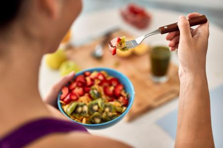 Alimentação equilibrada, atividade física e acompanhamento médico estão entre os principais cuidados para reduzir fatores de risco cardiovasculares.