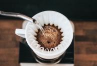 Misturar borra de café com casca de laranja: para que serve no jardim?