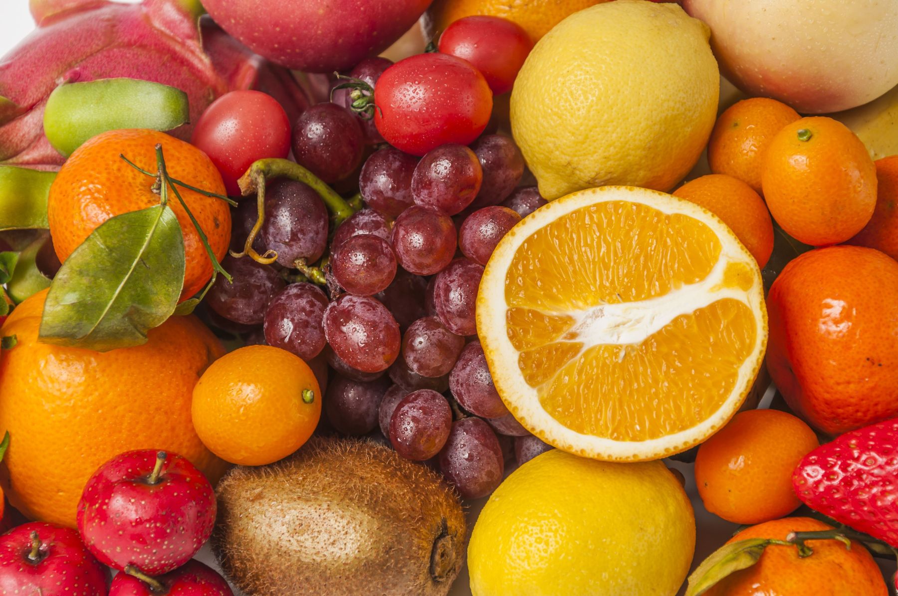 Cinco frutas que ajudam a estimular o colágeno e deixam a pele mais bonita
