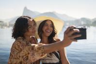 Viajar no feriado: como escolher o melhor cartão internacional