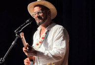 Marcos Catarina homenageia a obra do irmão Vander Lee em show no Teatro Raul Belém Machado