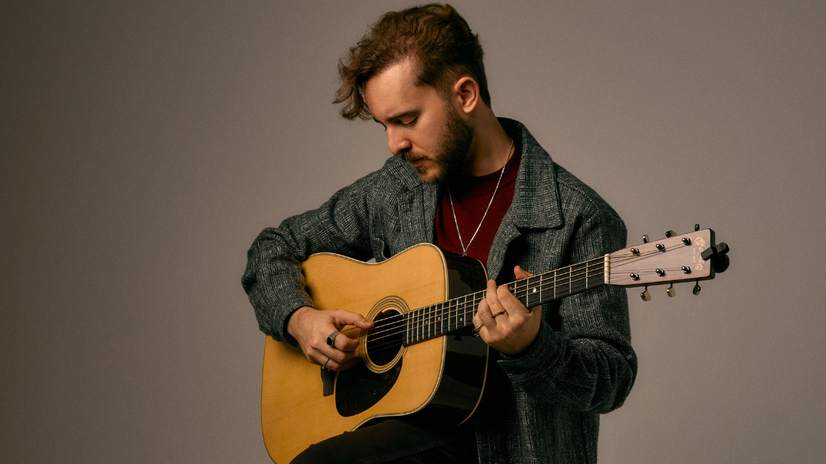 Histórias por trás do folk: Rafael Witt apresenta o show 'Storyteller' no Cine Theatro Brasil