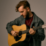 Histórias por trás do folk: Rafael Witt apresenta o show 'Storyteller' no Cine Theatro Brasil
