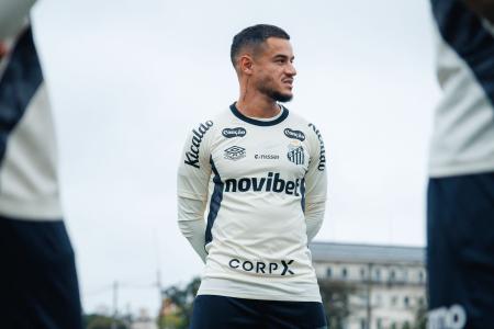 Coutinho em treinamento do Santos