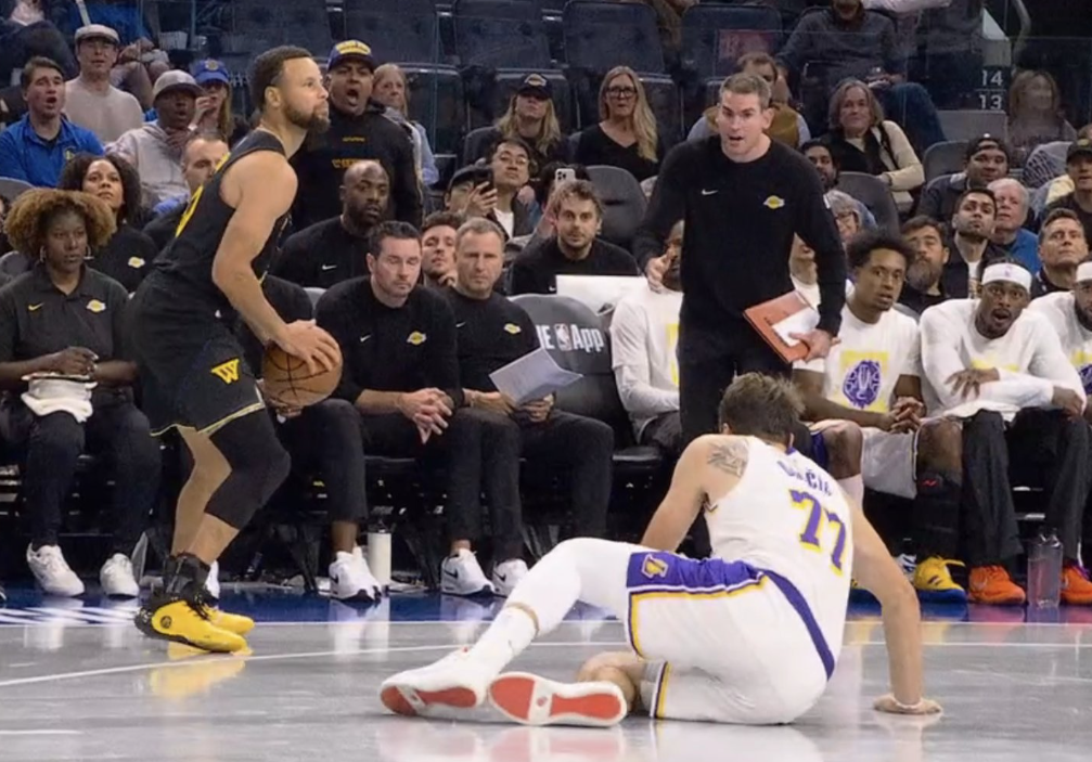 Curry leva Doncic ao chão em drible e brinca: 'Não esperava que ficasse tão feio'
