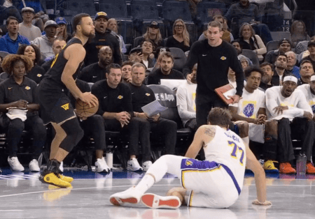 Doncic no chão após ser driblado por Curry na NBA