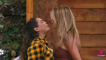 Darlin e Fran se peitam