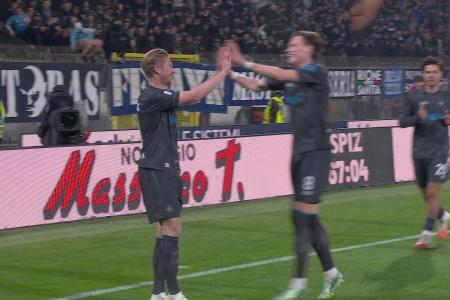 De Bruyne celebra com McTominay o gol do Napoli