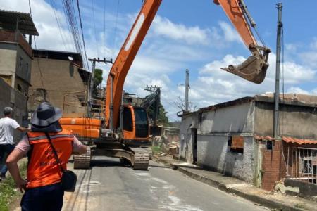 demolição preventiva de imóvel destruído pelas chuvas de Juiz de Fora