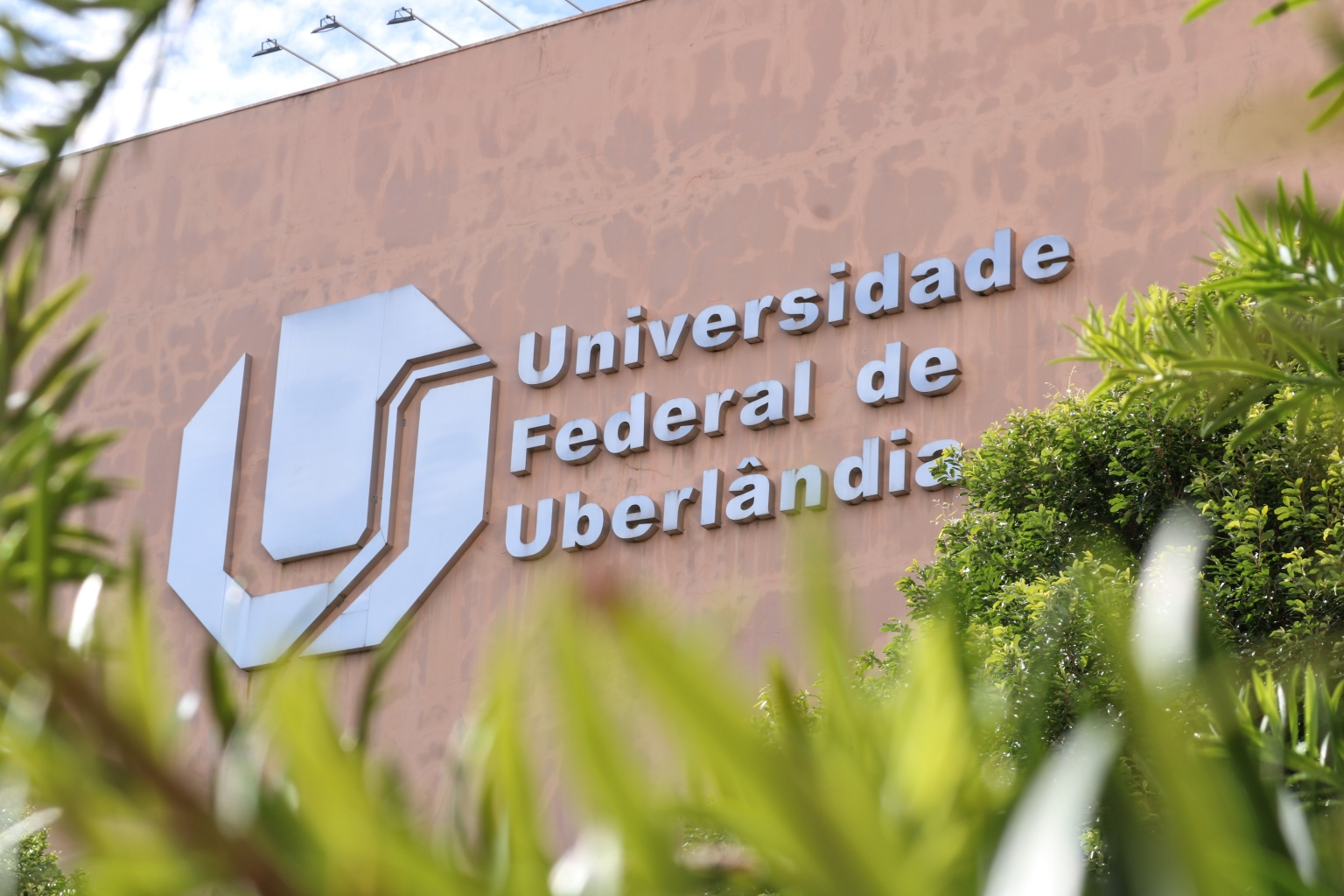 UFU abre vagas para professores com salários de até R$ 13,7 mil em Minas Gerais