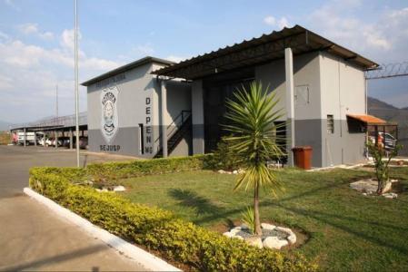 Muro externo e estrutura da entrada do Presídio de Itajubá.