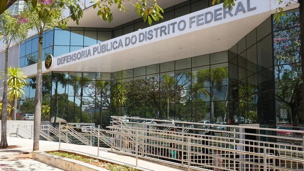 Defensoria Pública do DF abre concurso com 707 vagas e salários de R$ 11,5 mil