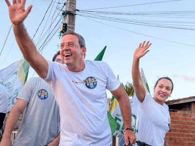 Candiato Dr. Furlan (PSD) aparece acenando para apoiadores em comício de campanha.