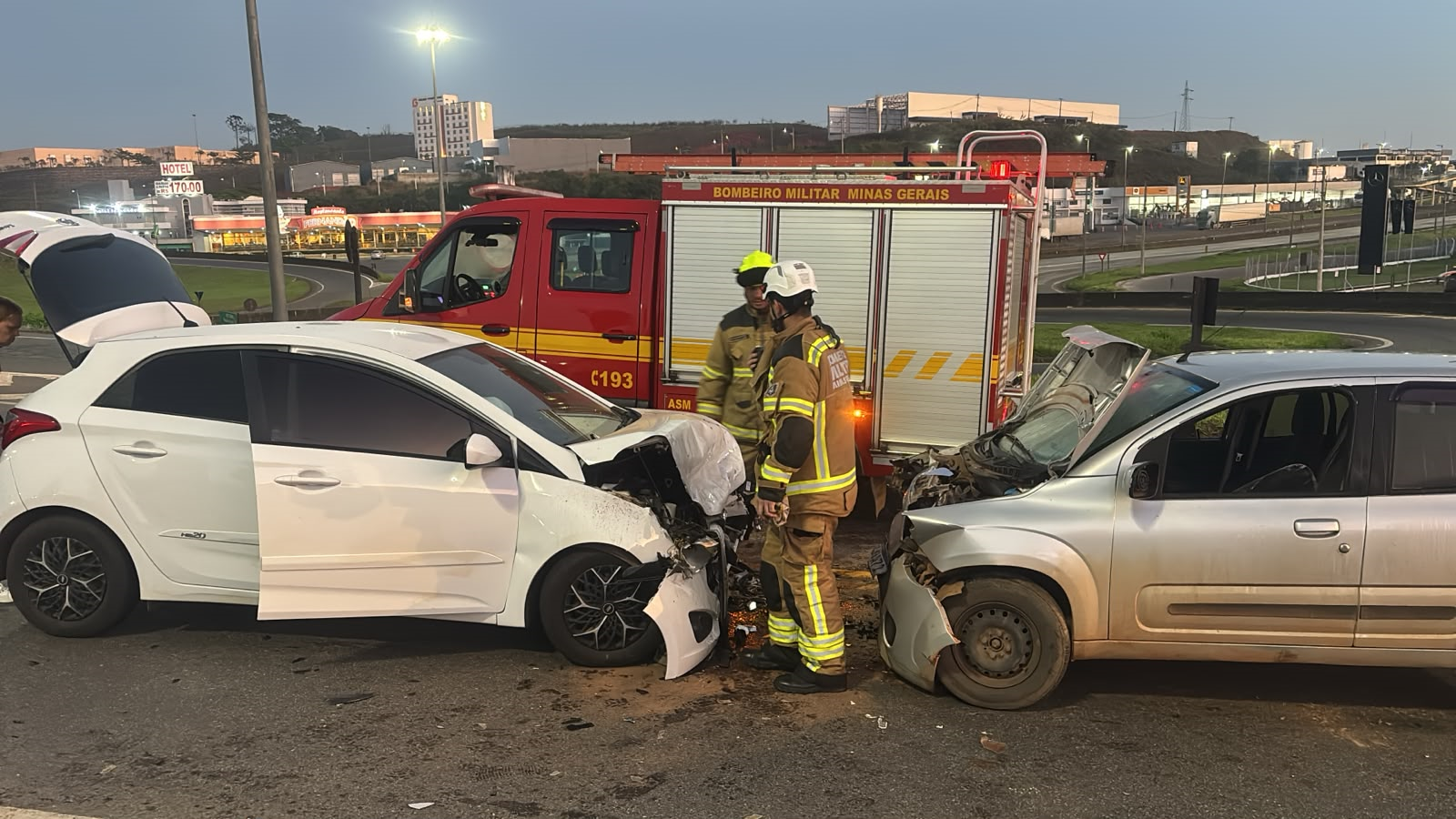 Corpo de Bombeiros atende colisão frontal na rodovia Fernão Dias em Pouso Alegre