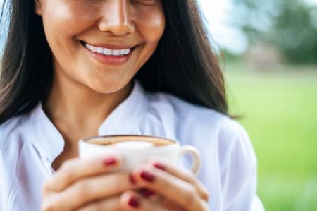 Aquela mulher estava ali, feliz, tomando café no prado.