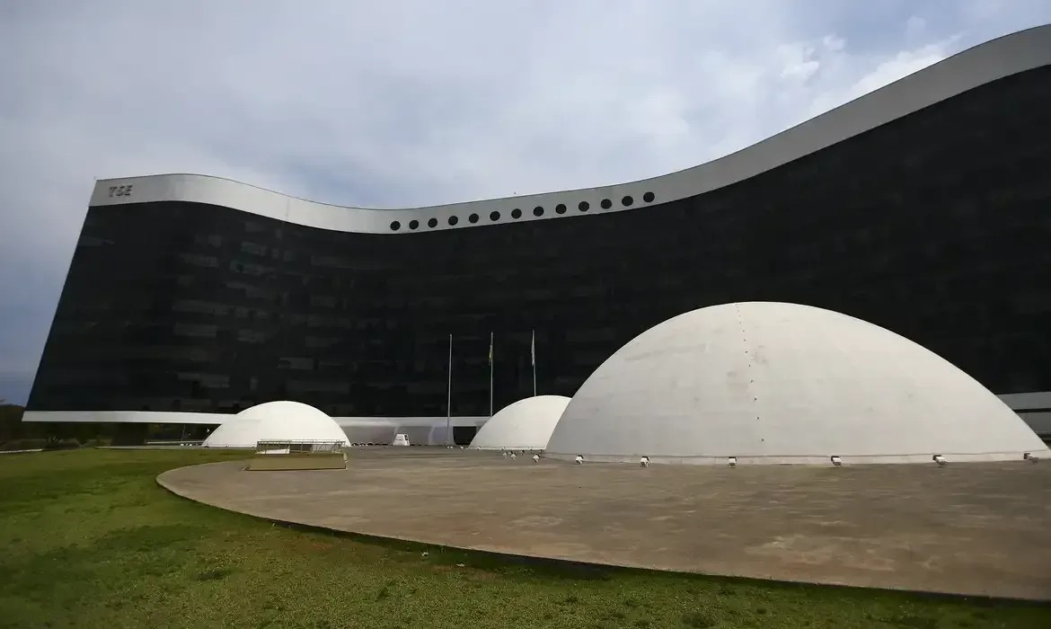 Como funciona a divulgação das últimas pesquisas eleitorais na véspera da votação