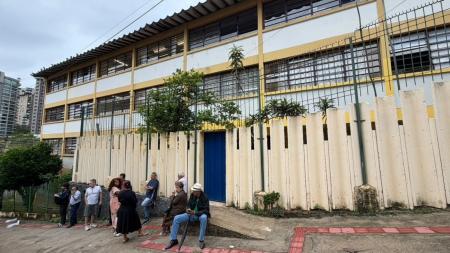 Escola onde vota Aécio Neves, no bairro Serra, em BH • Itatiaia