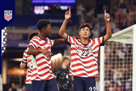Ellis celebra gol da vitória contra o Canadá