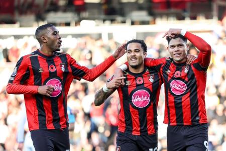 Evanilson (direita) celebra gol com Kluivert (centro) e Rayan (esquerda)