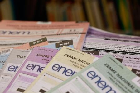 Diversos cadernos de prova do Exame Nacional do Ensino Médio (Enem)